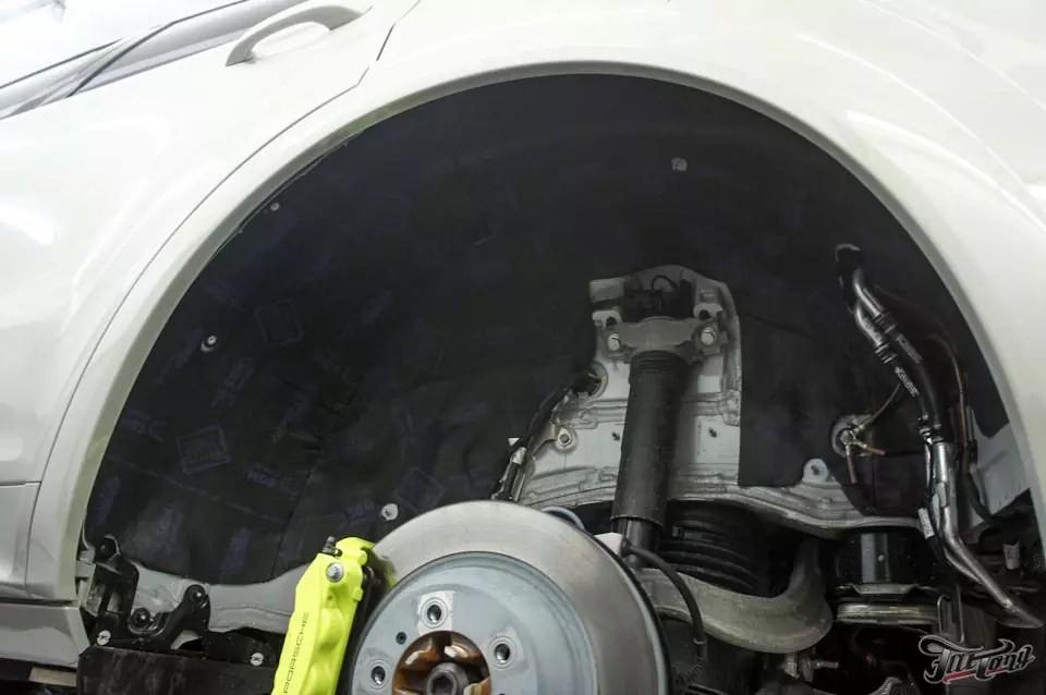 Porsche Cayenne Coupe E-hybrid. Комплексная шумоизоляция салона. Оклейка кузова в полиуретан Llumar. Установка салатовых ремней безопасности.